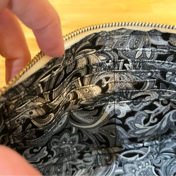 Anna Nova Crossbody - Picture 9 of 10